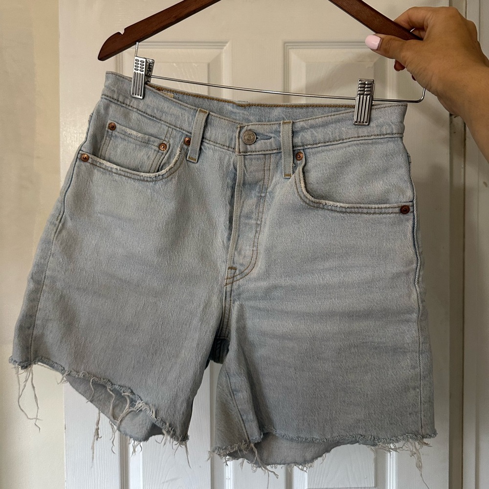 Levi’s mid thigh short
